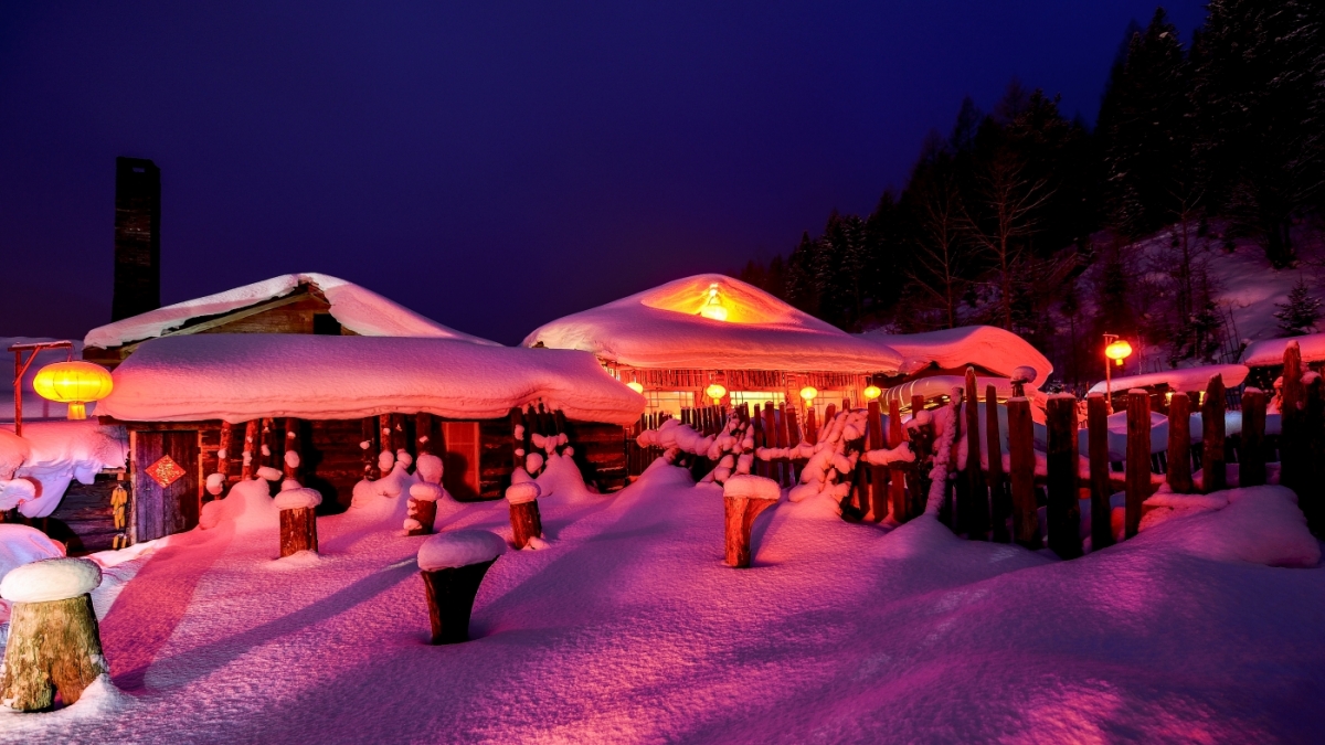 流光溢彩的雪乡夜景
