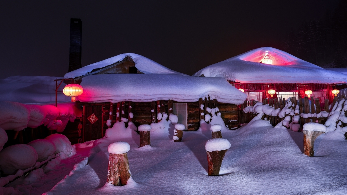 流光溢彩的雪乡夜景