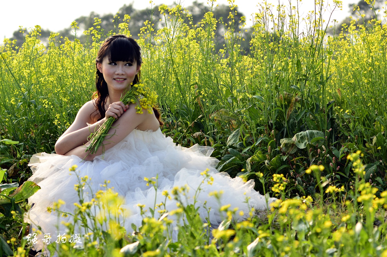 油菜花丛中的美女