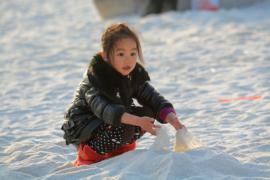 【玩耍的孩子们-大宁灵石公园的人造沙滩摄影