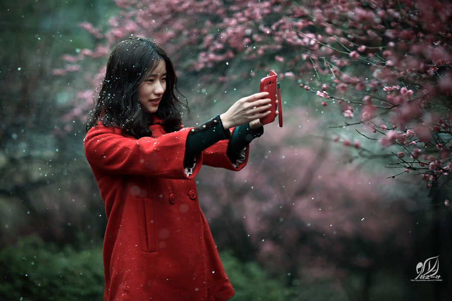 【风雪中红衣女孩摄影图片】义乌江滨公园人像