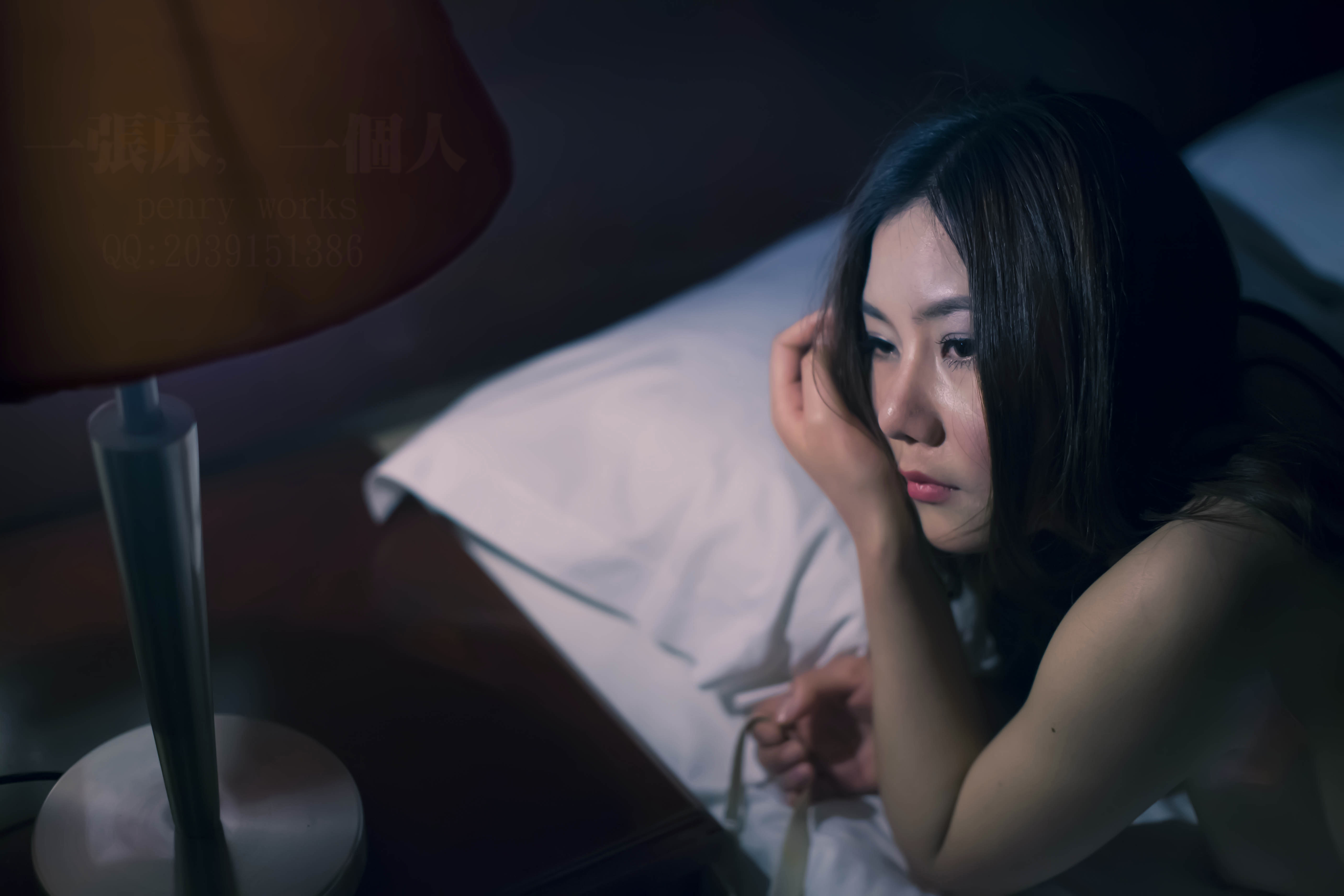一张床,一个人