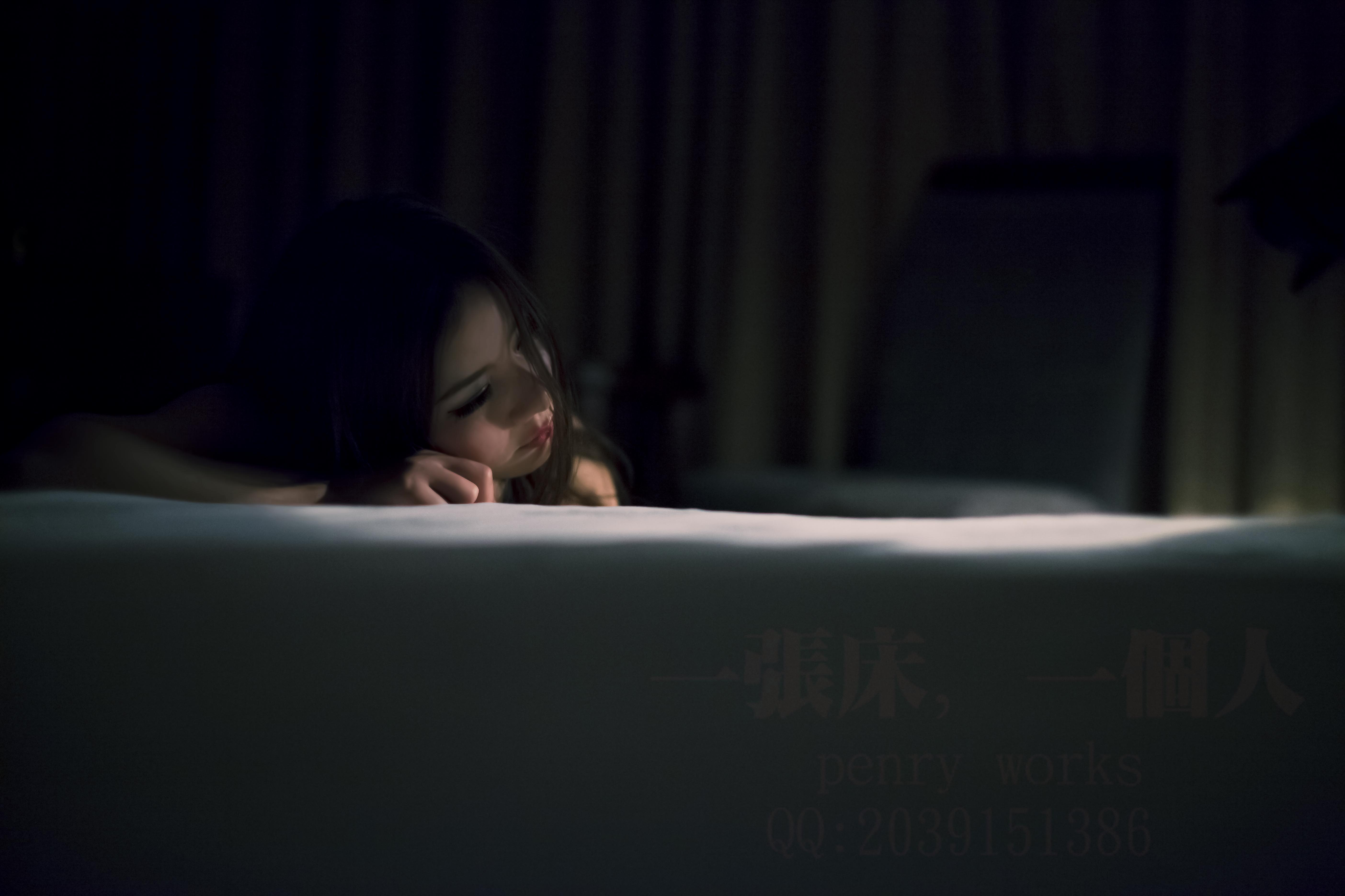 一张床,一个人