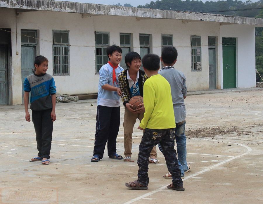 【几个打篮球的小学生摄影图片】人像摄影