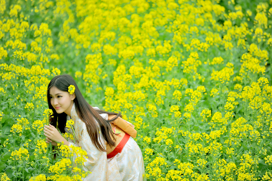 【油菜花开的季节摄影图片】人像摄影