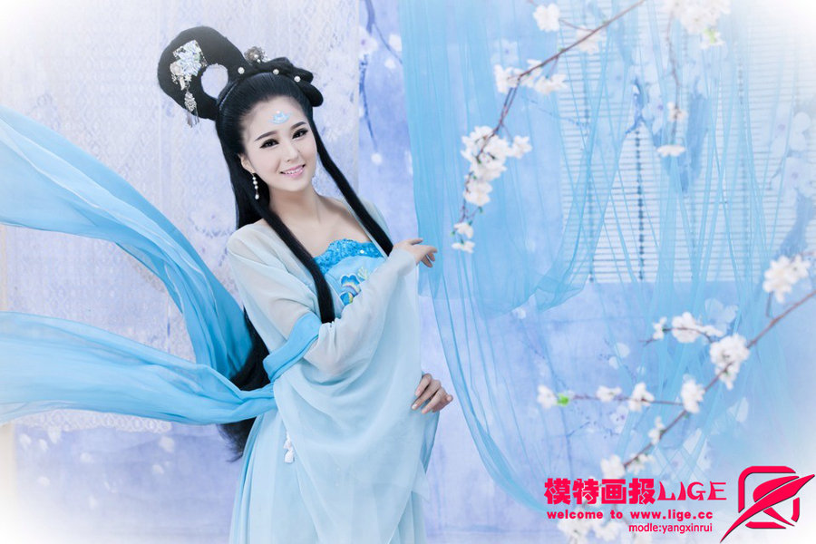 《模特画报》转帖作品 典雅中国风 《广寒外》 模特:杨心蕊