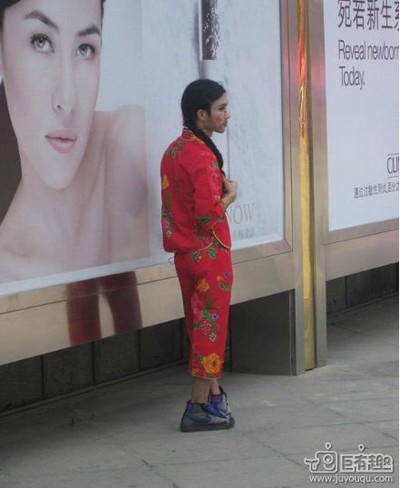 这些图张张搞笑无悬念_资源共享表情_太平洋论坛踹屁股包图片