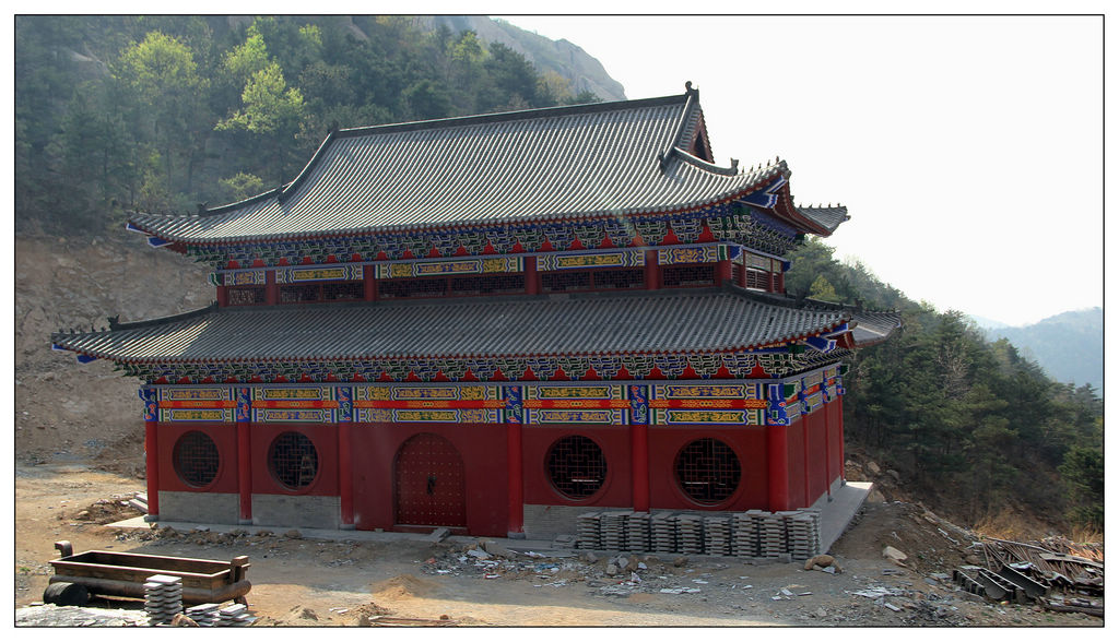 建在山凹里的"大雄宝殿"