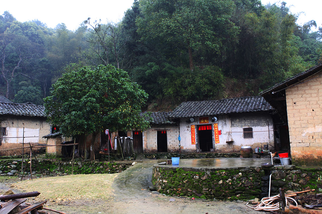 一座偏僻的小山村