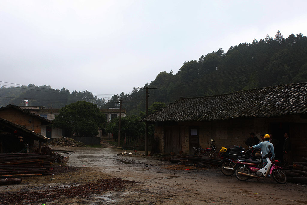 一座偏僻的小山村