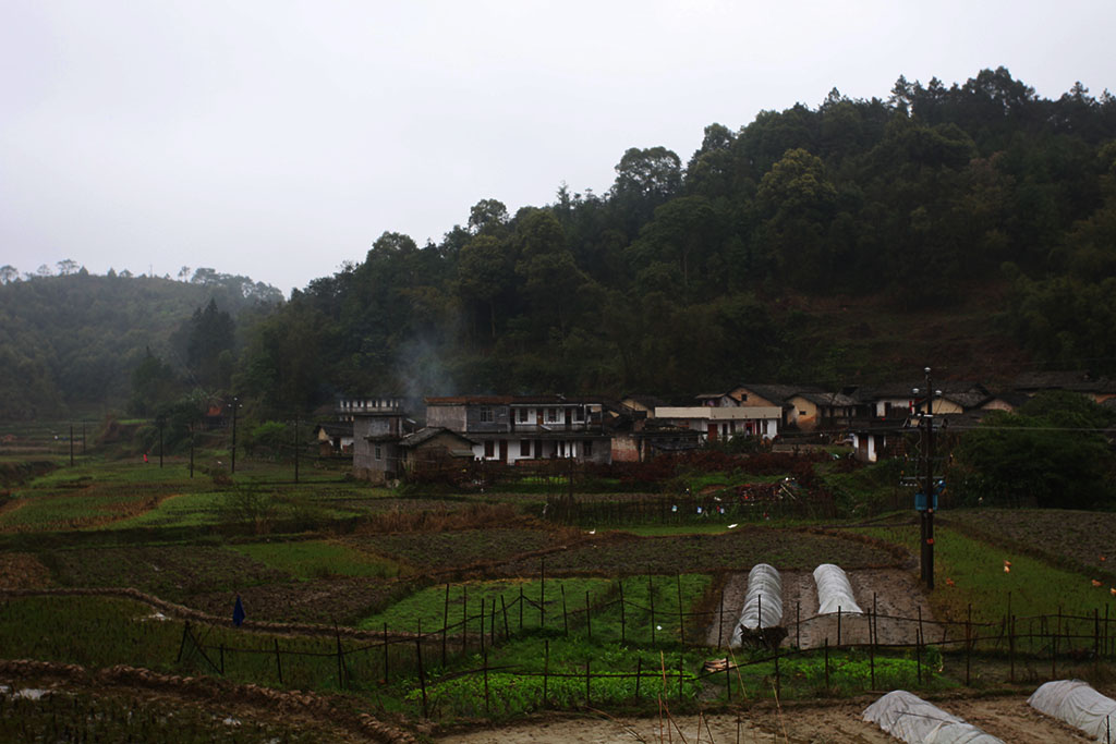 一座偏僻的小山村