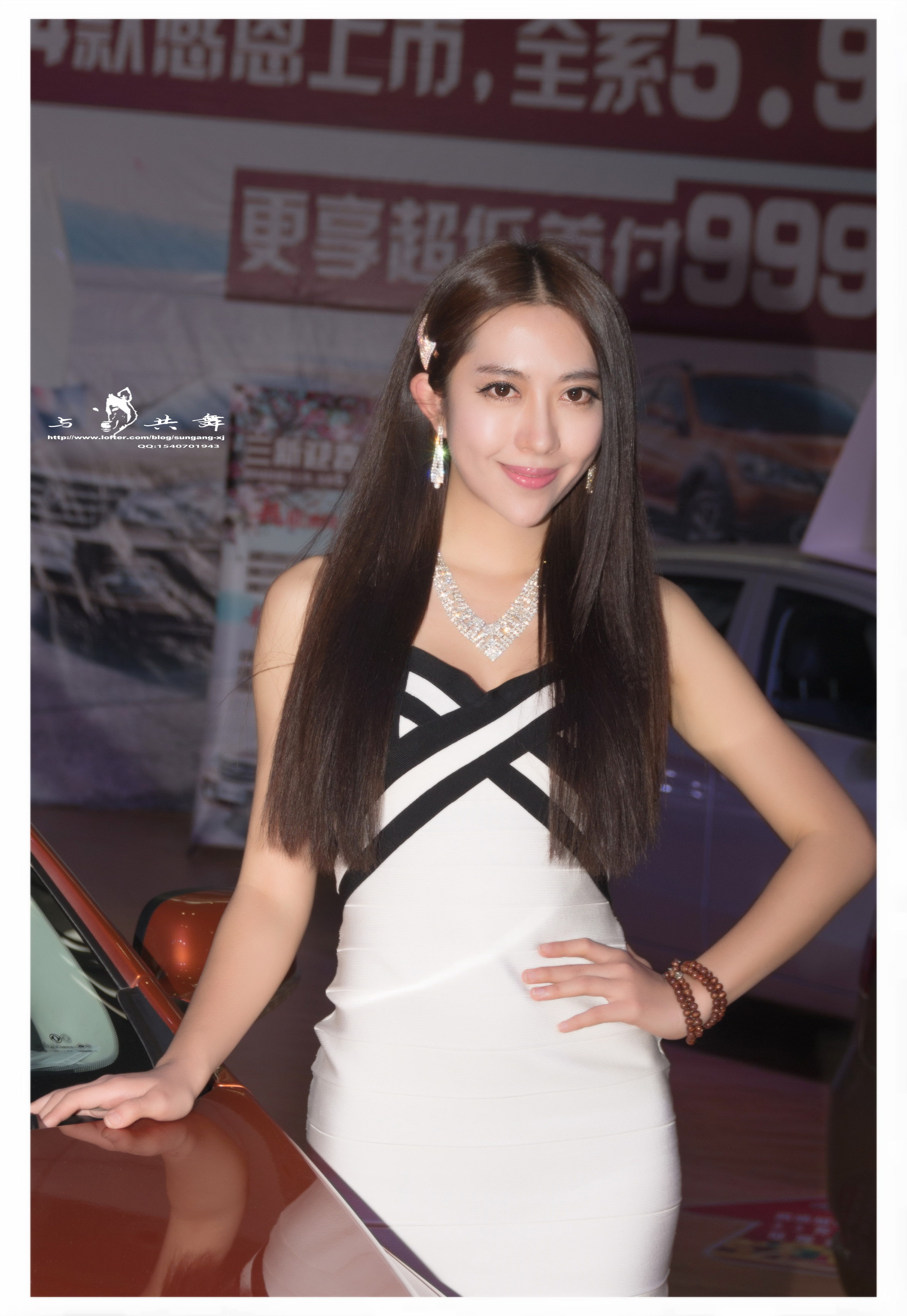 乌鲁木齐车展上的美女们
