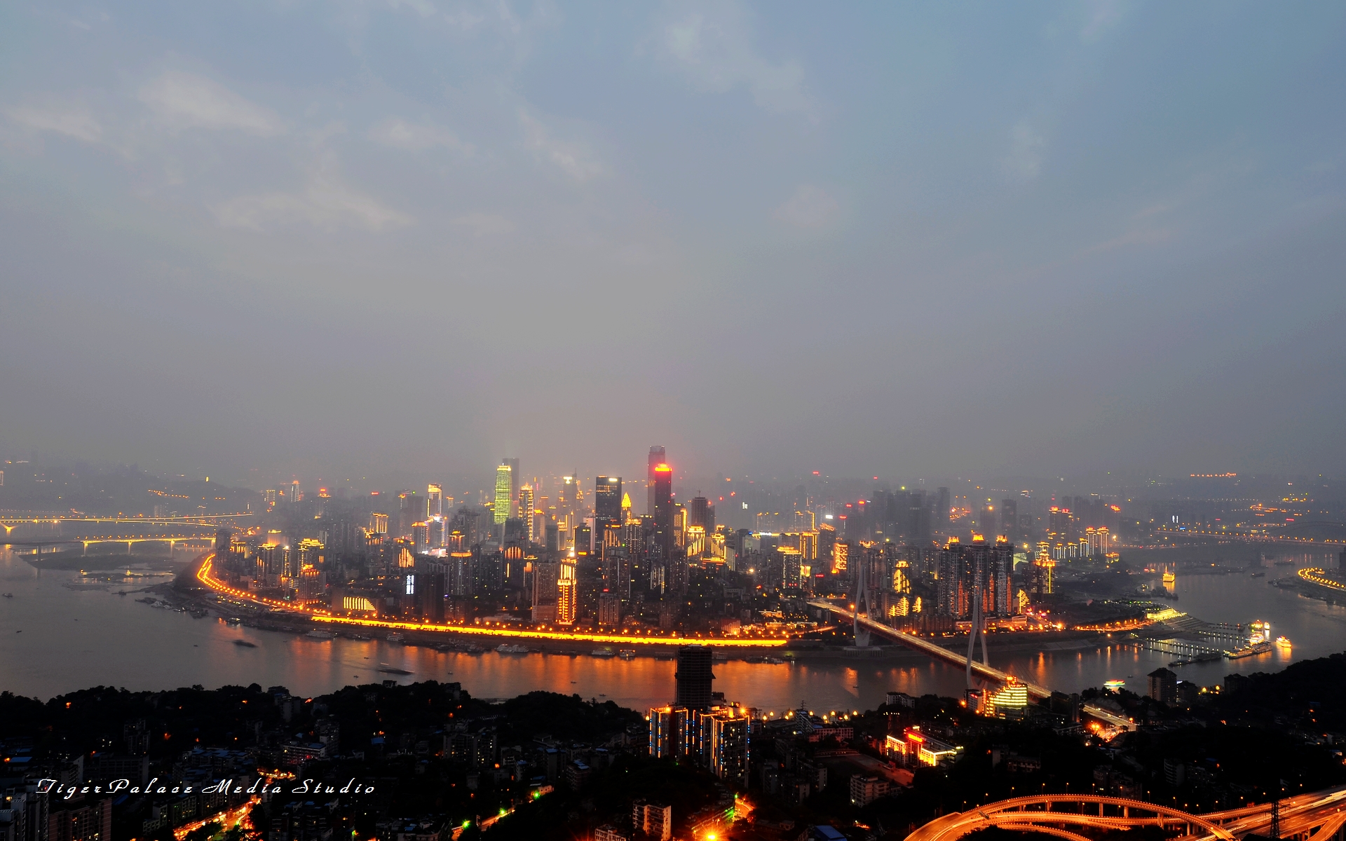 一组山城夜景,追求不断地进步.