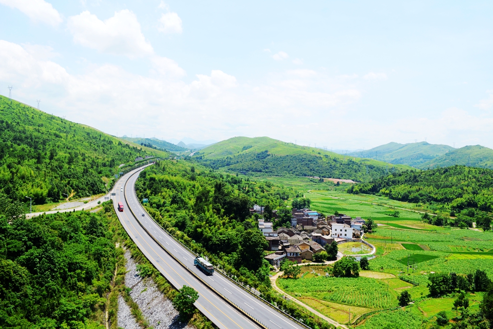 艳阳高照公路美景