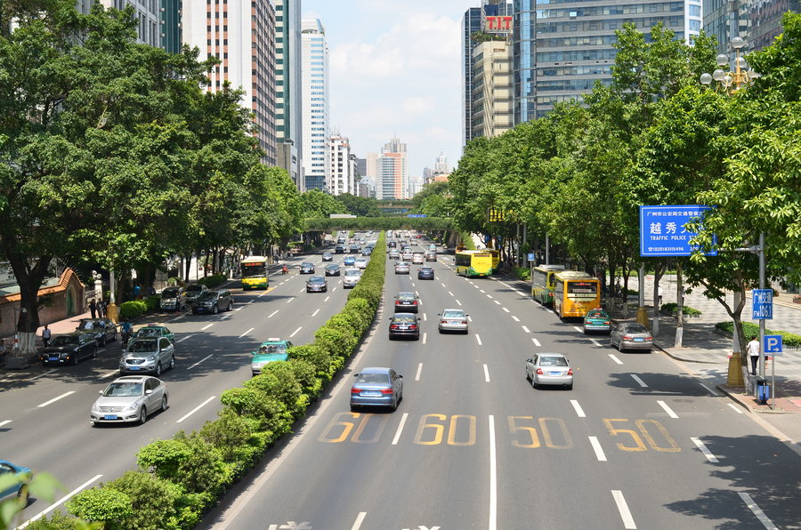 烈日下的东风路