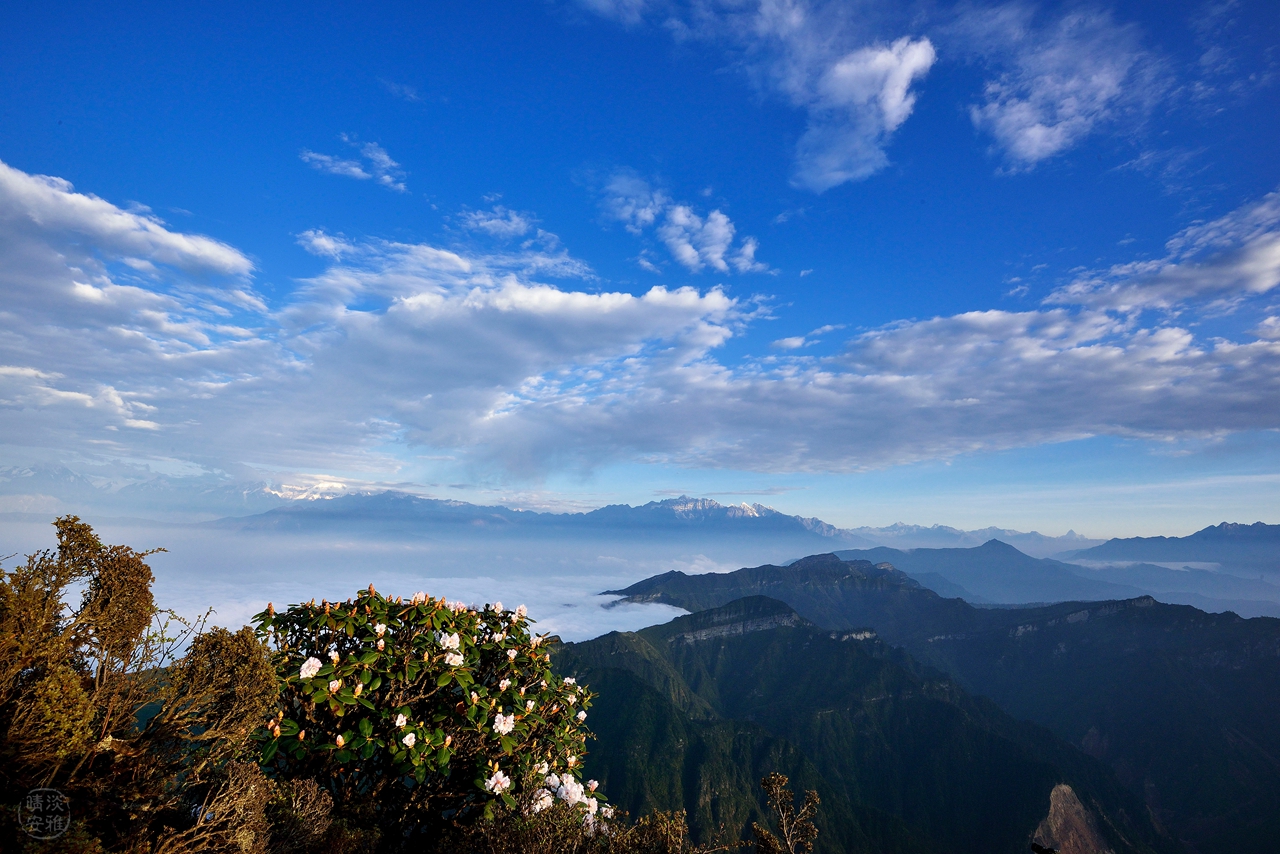 牛背山朝阳下的风景