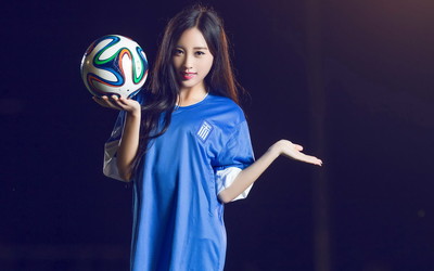 巴西世界杯高清壁纸:美女足球宝贝32强球衣桌