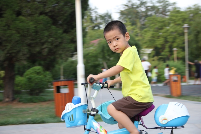 【人像拍摄练习--骑单车的小男孩摄影图片】人