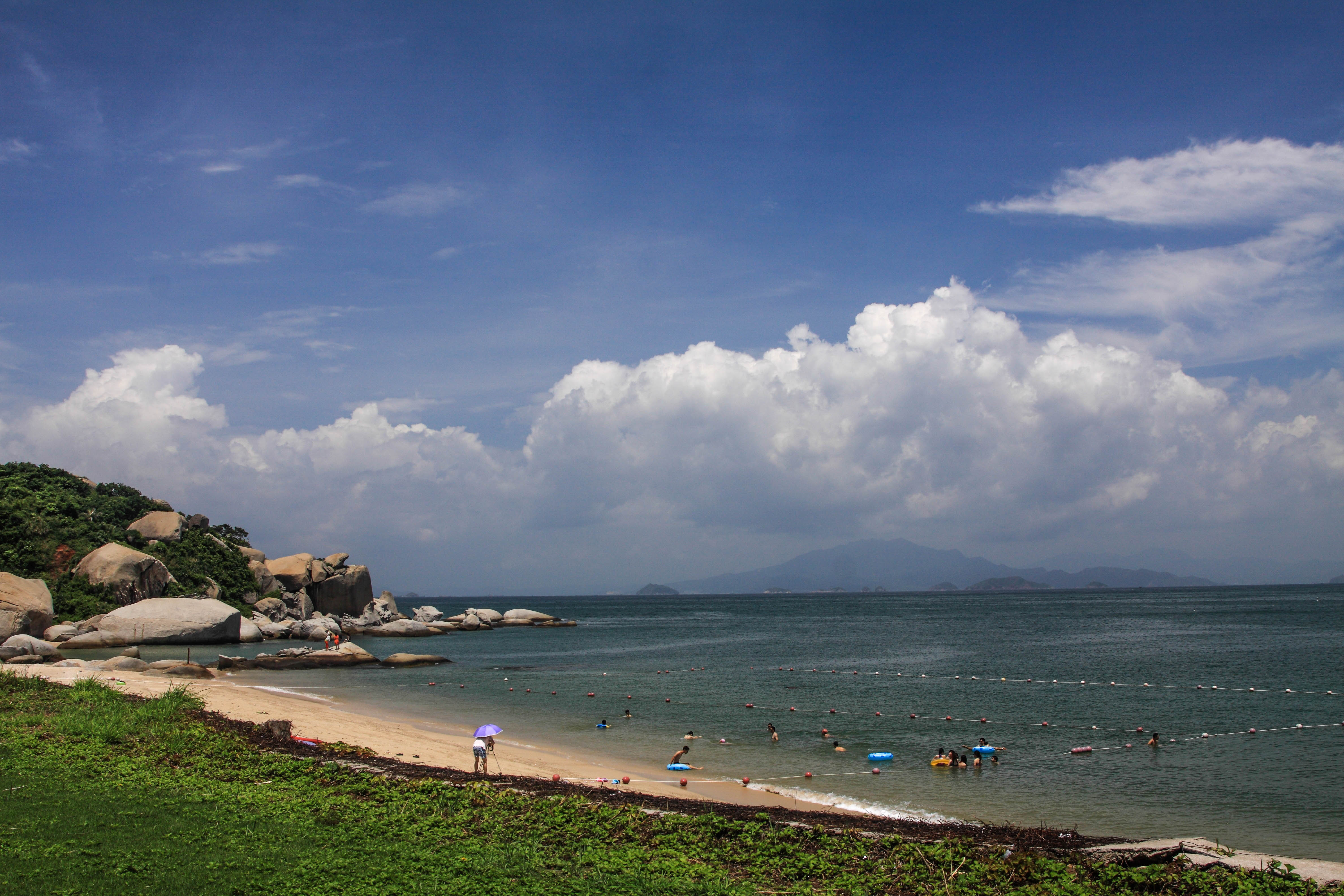 巽寮湾, 天很蓝, 海水很清, 沙很细, 海边散步捡贝壳很开心