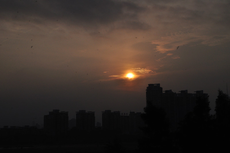 城市《日出》