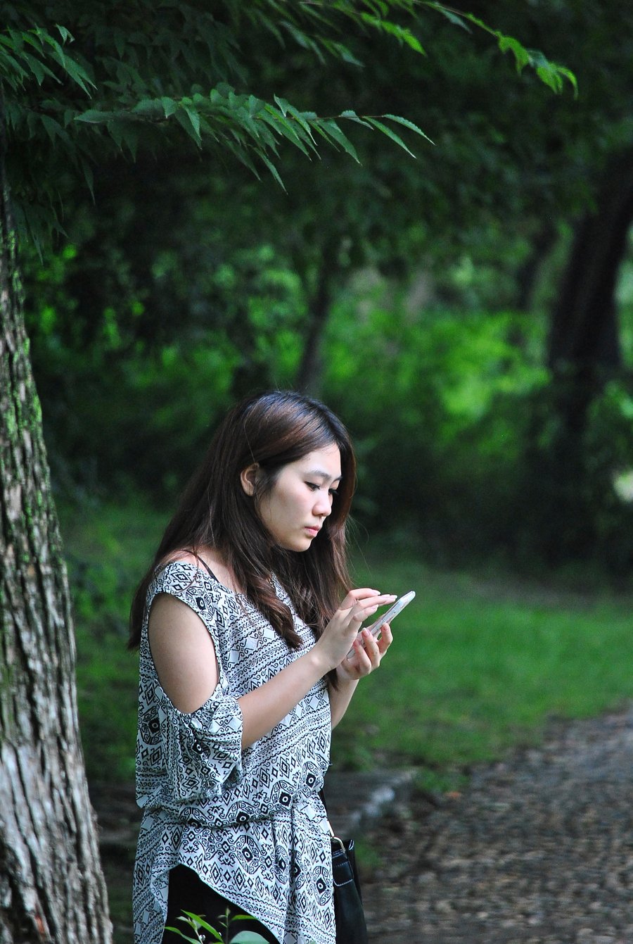 【花不醉人---人自醉摄影图片】人像摄影