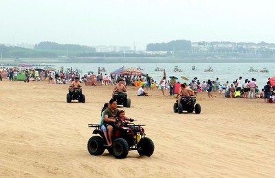 【日照海滨度周末 3 】海边儿上的沙滩摩托真