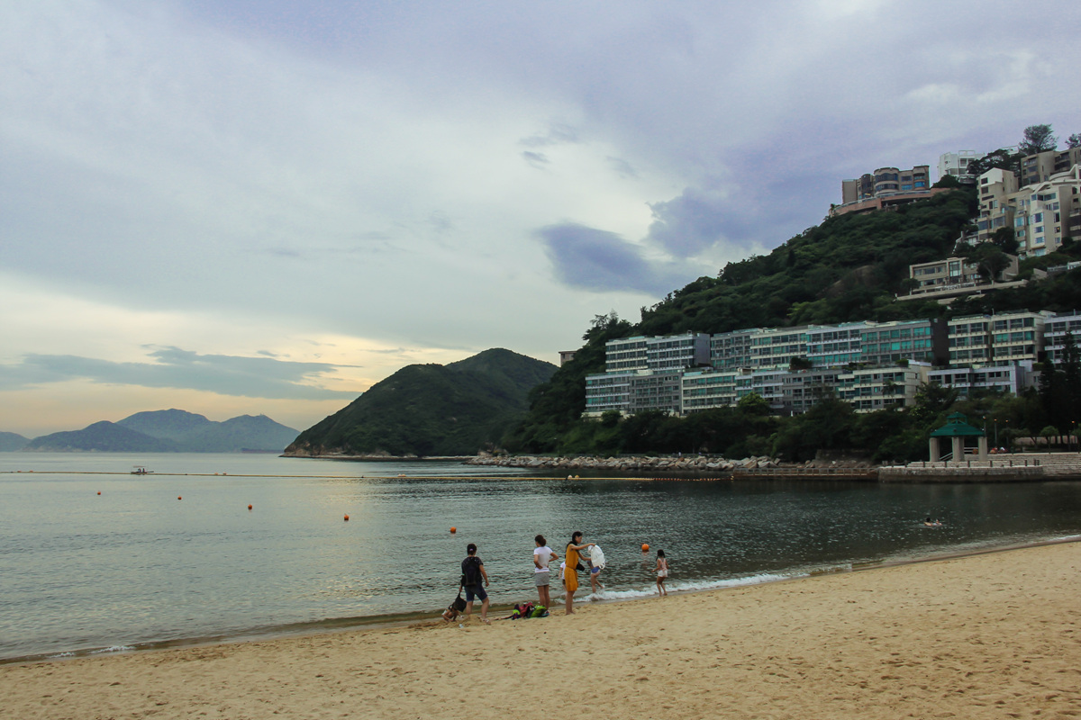 【携程攻略】香港浅水湾景点,很美的沙滩，配上蓝天白云，简直一副天然美景。孩子很喜欢，有她最爱…
