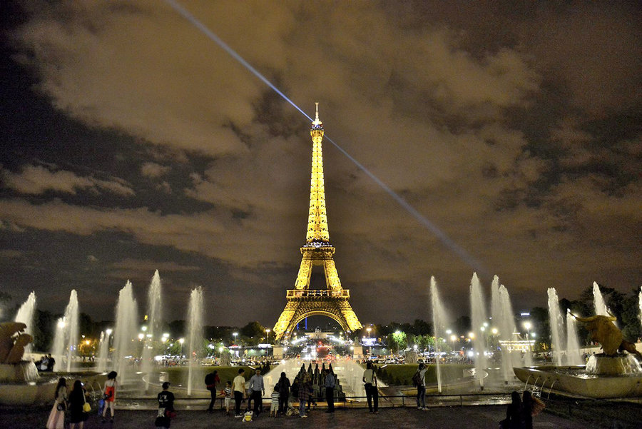 【--法国之旅(埃菲尔铁塔。夜色璀璨)--摄影图片