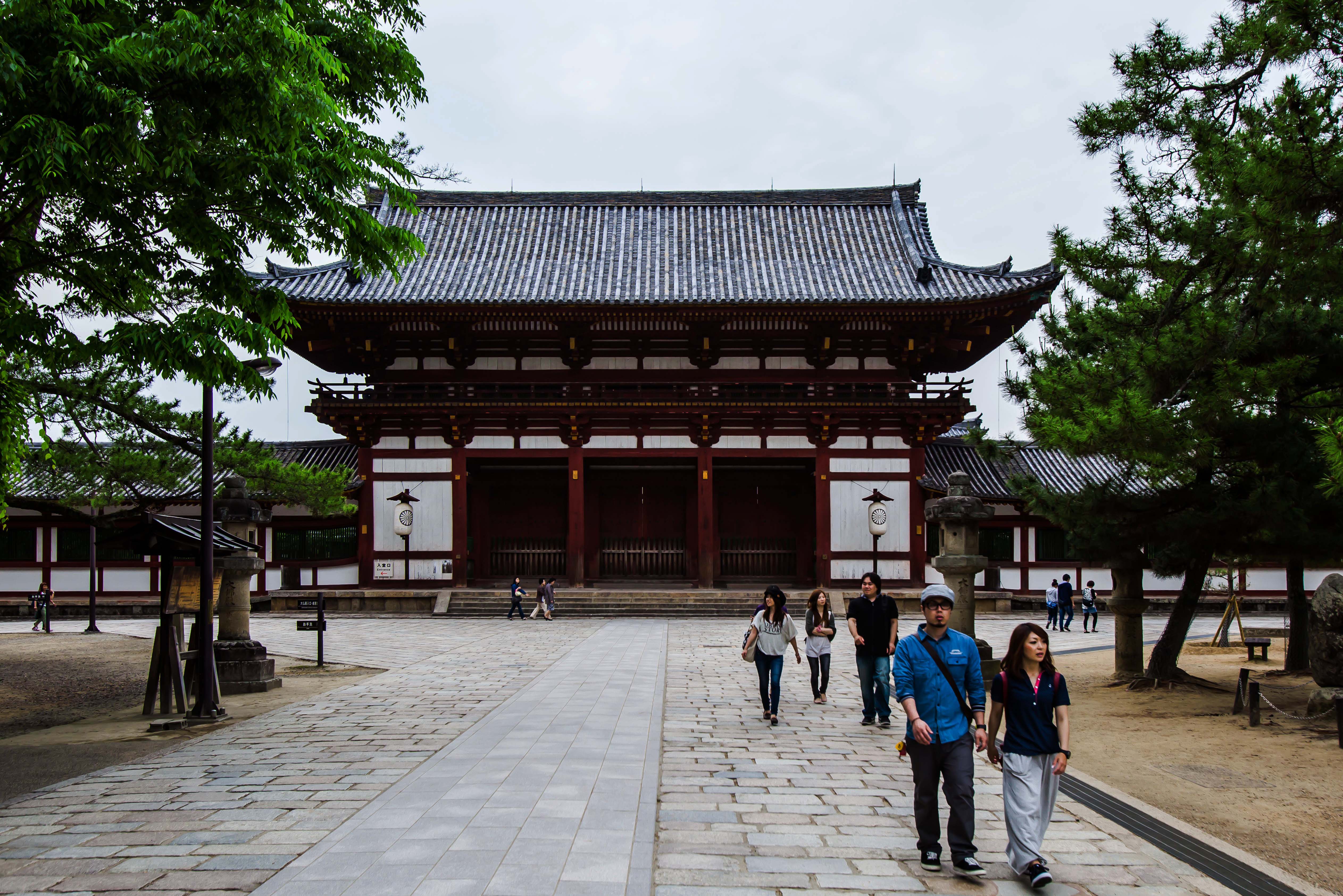 【携程攻略】奈良东大寺景点,京都奈良公园里的东大寺非常宏伟气派，全木质结构不用一根铆钉，里面…