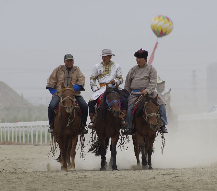 巴音郭楞蒙古自治州成立60周年那达慕赛马1