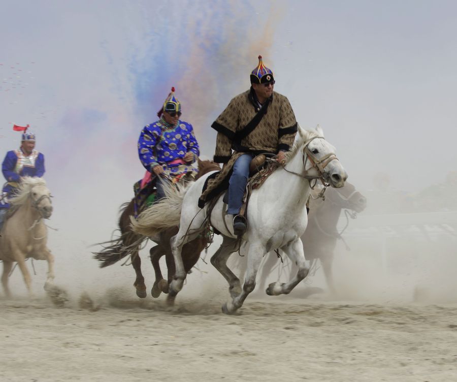 巴音郭楞蒙古自治州成立60周年那达慕赛马1