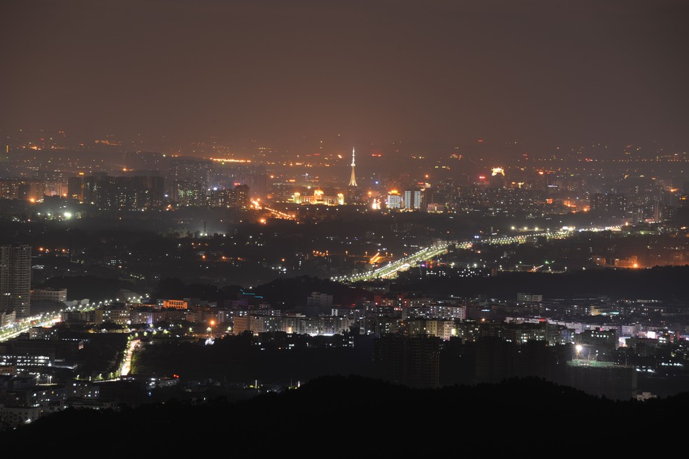 中秋前在芙蓉度假村山顶上拍下的花都夜景