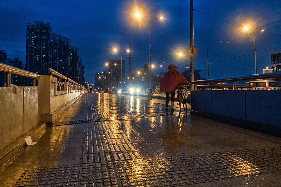 雨夜光影