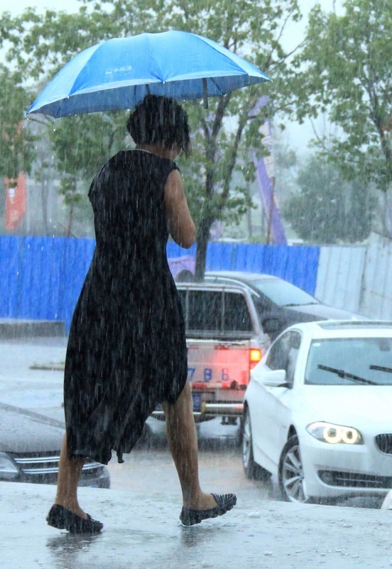 暴雨中的黑衣女