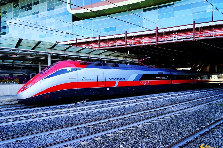 【乘坐法拉利号高铁从罗马到米兰纪实摄影图片