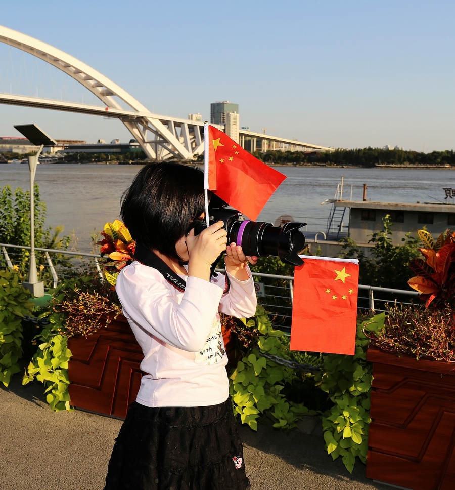 双胞胎女孩国庆南园拍国旗