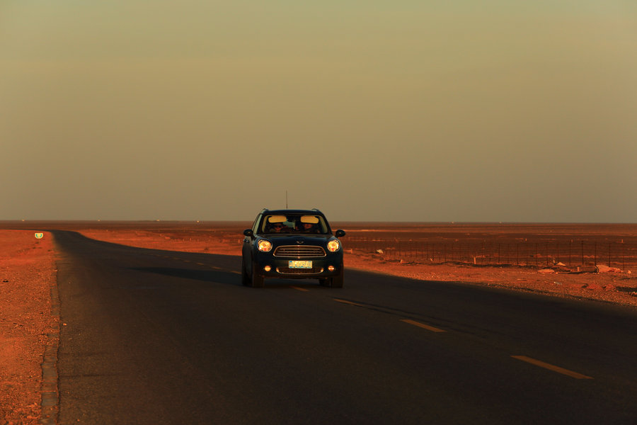 【走在大西北的沙漠公路上摄影图片】风光旅游