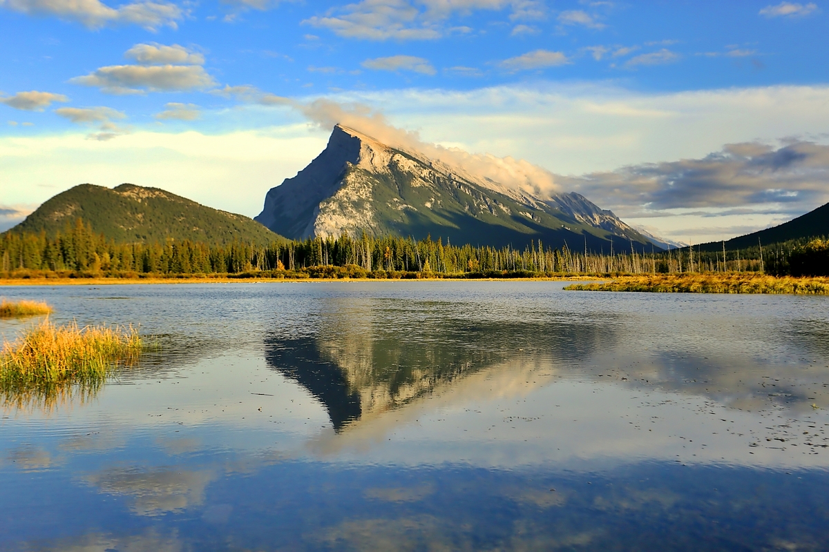 加拿大落基山banff 班夫的霞光与梦莲湖