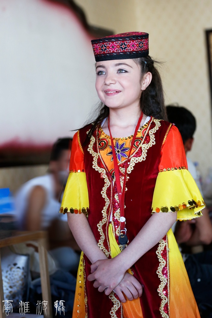 《新疆塔什库尔干自治区60周年庆抓拍的塔吉克族美少女》