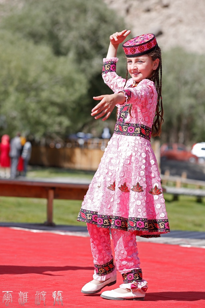 【《抓拍跳舞的新疆塔吉克族美少女》摄影图片
