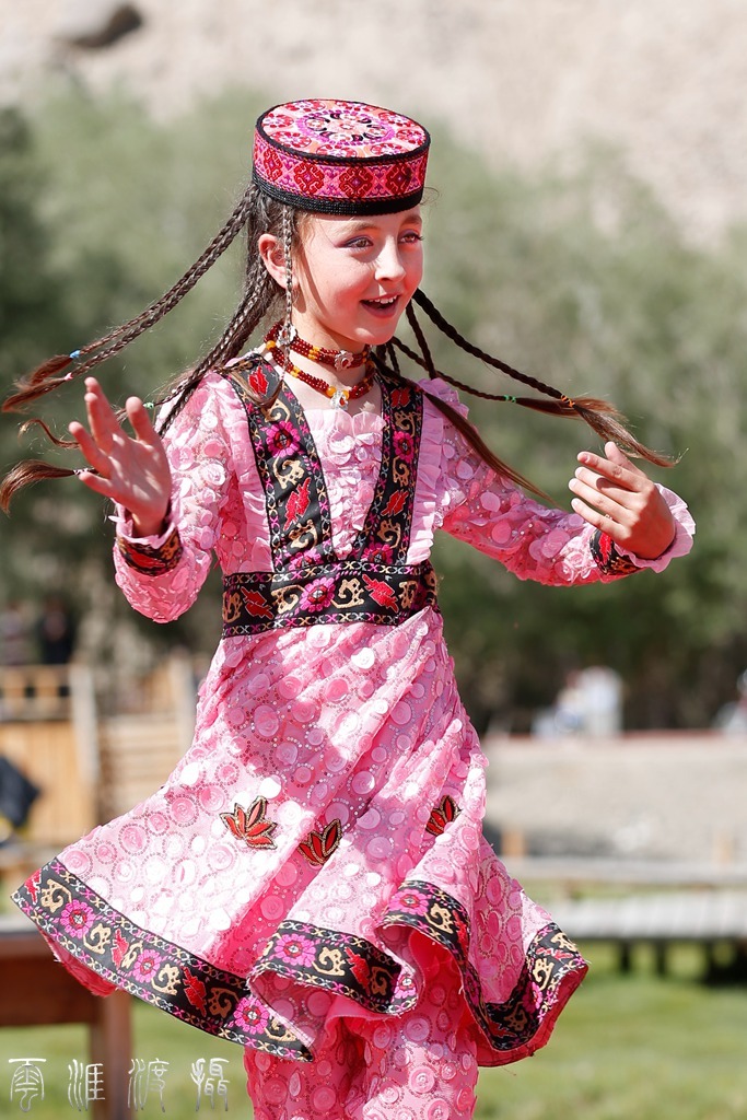 《抓拍跳舞的新疆塔吉克族美少女》