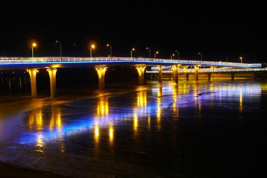 江心岛的步行桥夜景