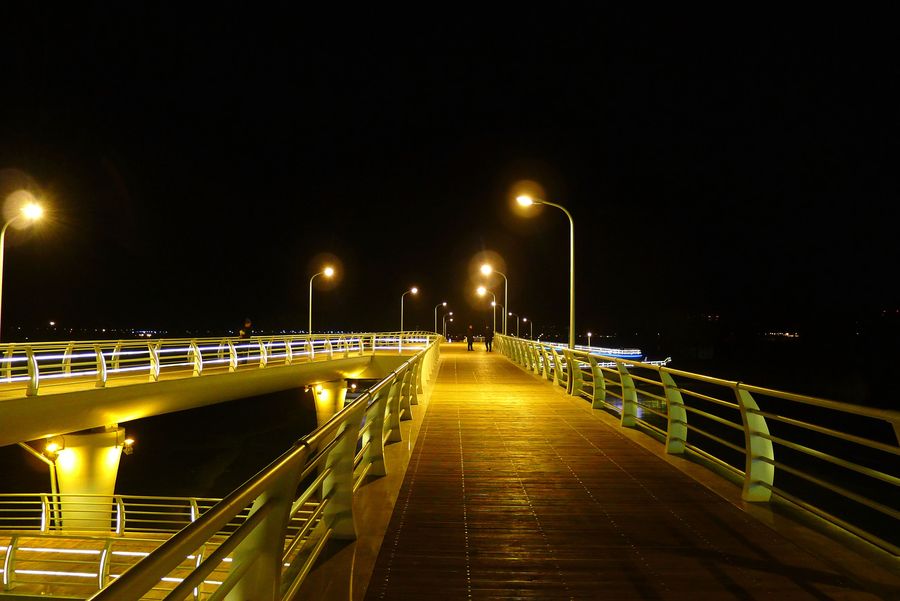 江心岛的步行桥夜景