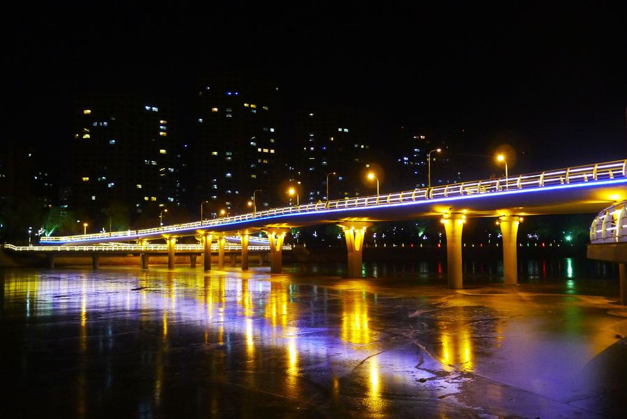 江心岛的步行桥夜景