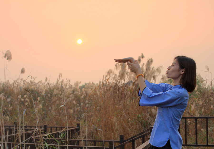 美女尧尧芦花丛中手抓太阳