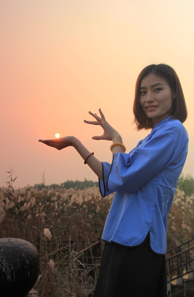 美女尧尧芦花丛中手抓太阳