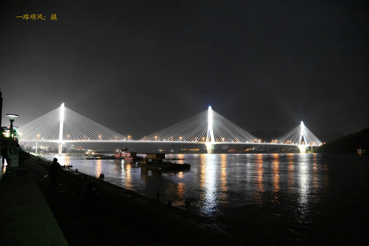 长江:宜昌夷陵长江大桥夜景