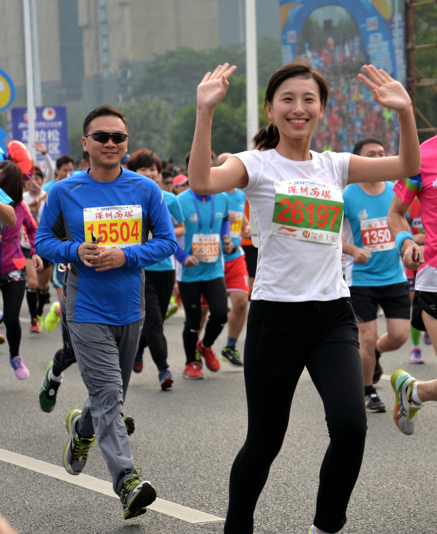 【2014深圳国际马拉松赛场上的任性运动员摄
