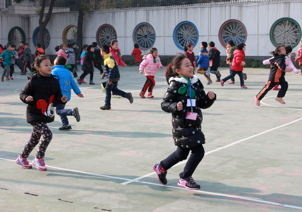 冬季学生课间跑步