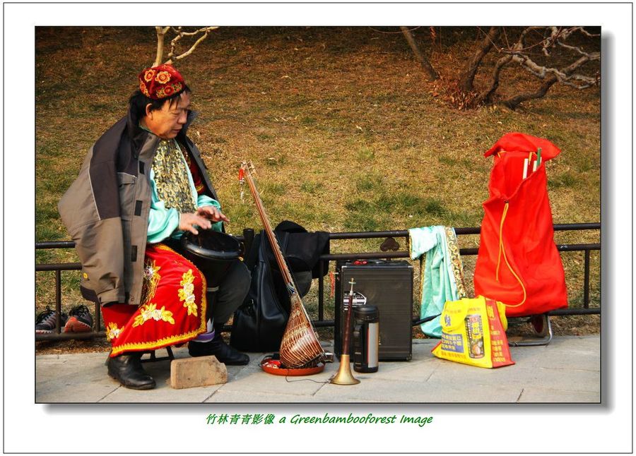 【北京北海公园喜欢新疆舞蹈的自由舞者摄影图